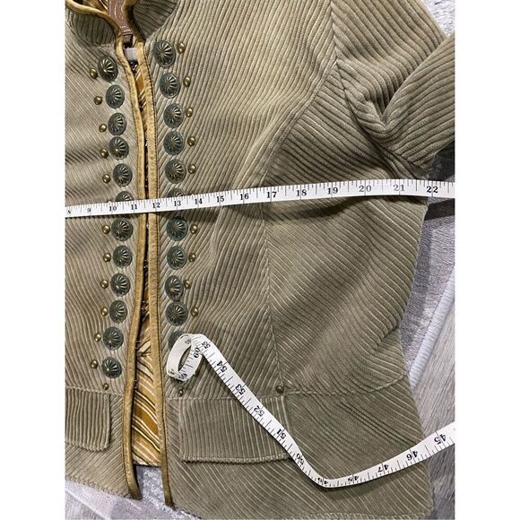 XL, Double D Ranch, tan corduroy with hook & eye closure and stud details. - Picture 12 of 15